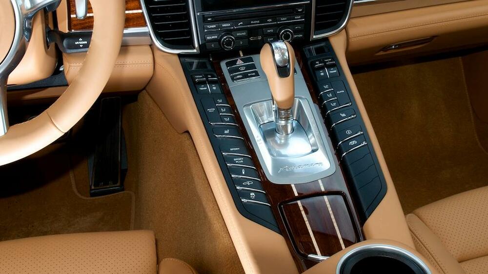 Auto Knoepfe Schalter Hebel unuebersichtlich