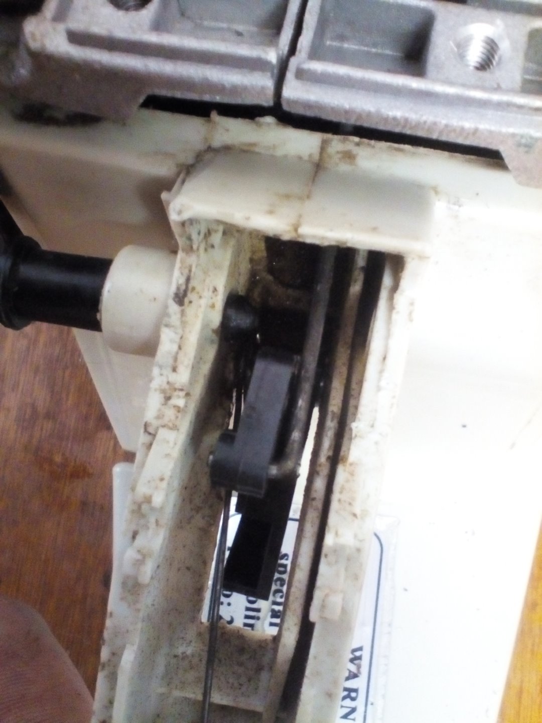 Griff Gashebel chinesische Kettensaege reparieren 08