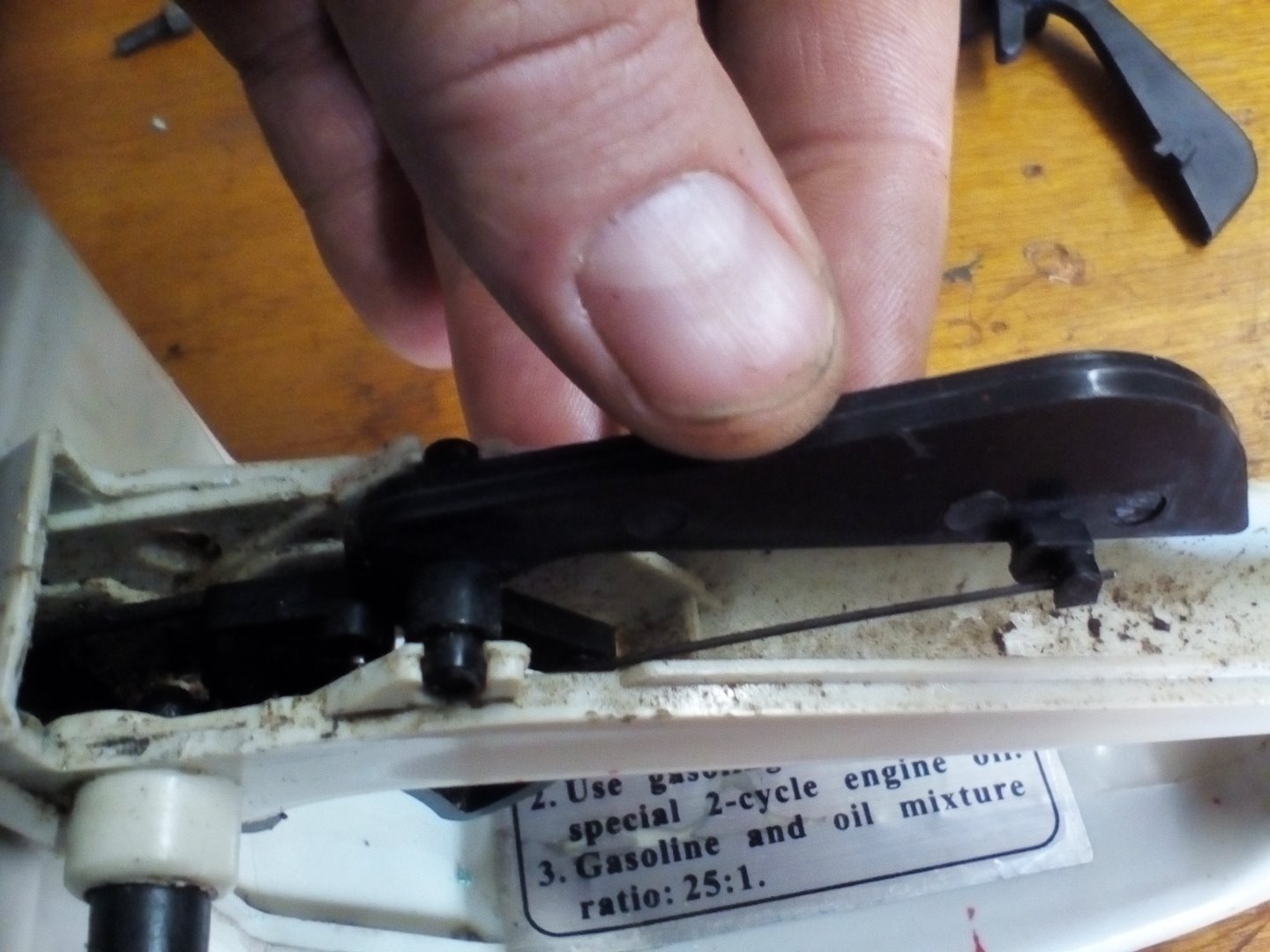 Griff Gashebel chinesische Kettensaege reparieren 09