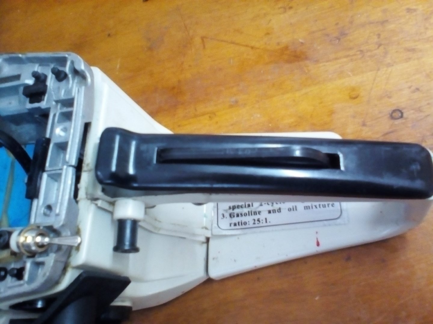 Griff Gashebel chinesische Kettensaege reparieren 10