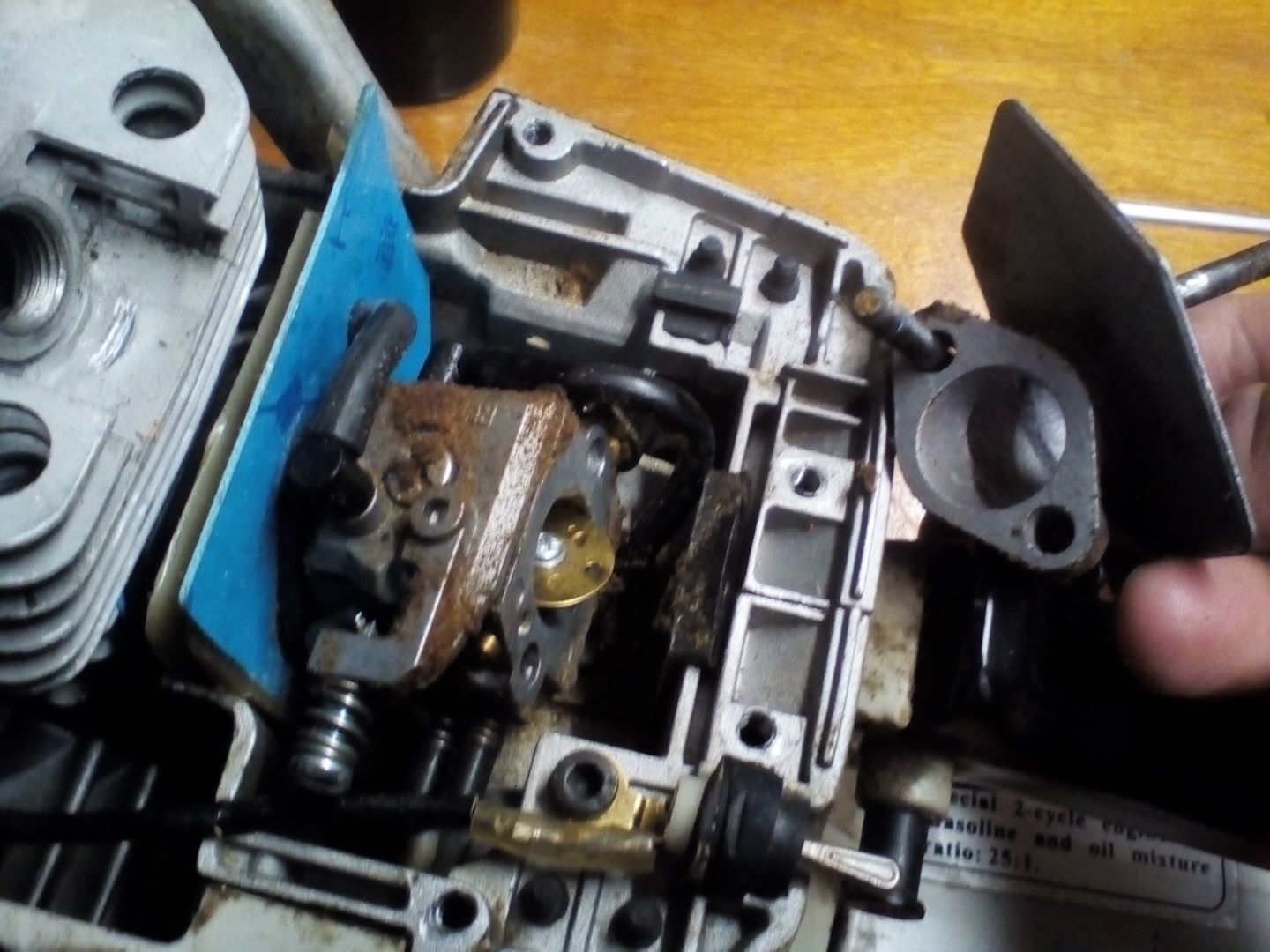 Vergaser ausbauen reinigen China Kettensaege 10