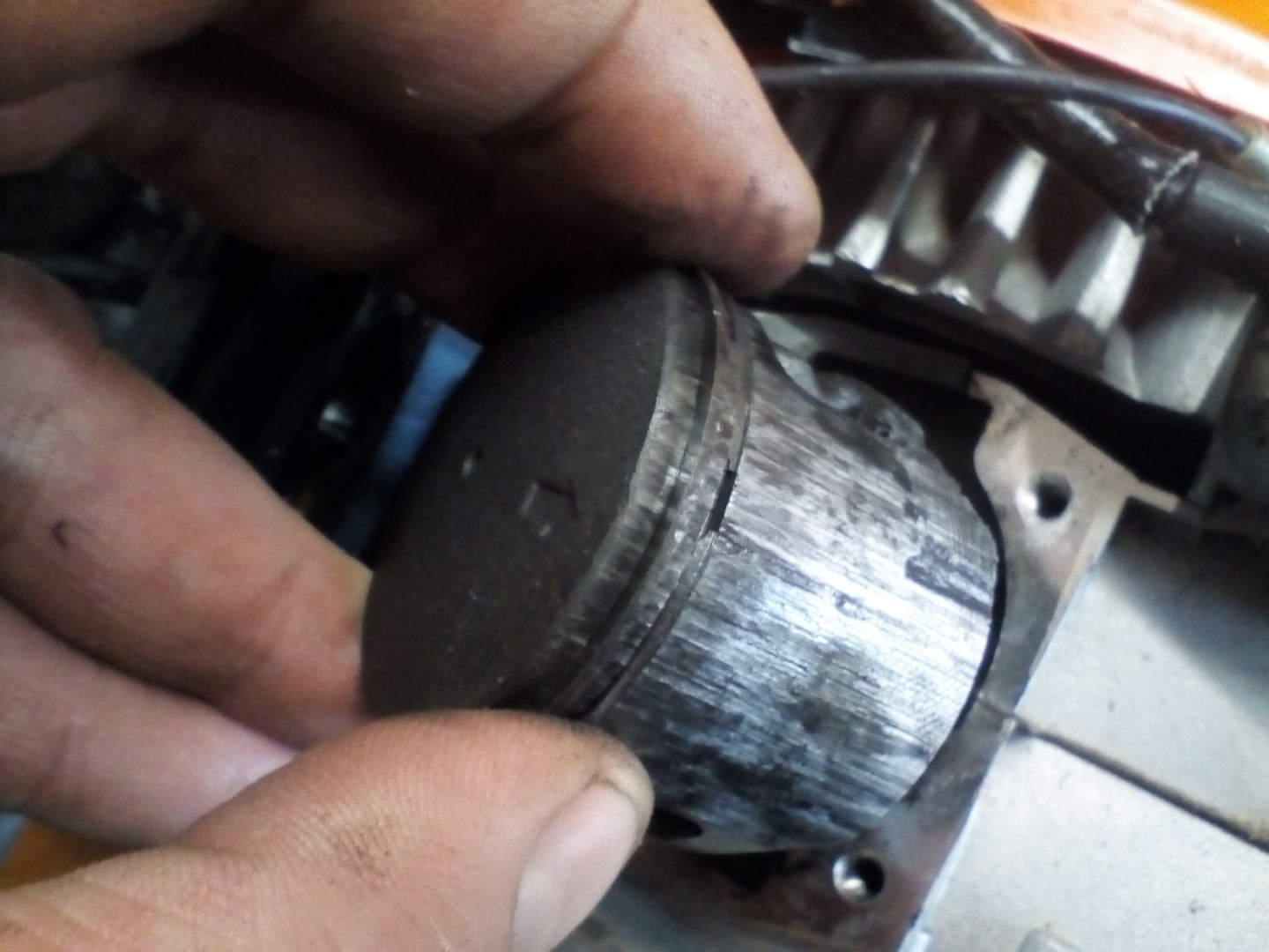 Zylinderkopf abbauen Motorschaden Chinesische Kettensaege 11