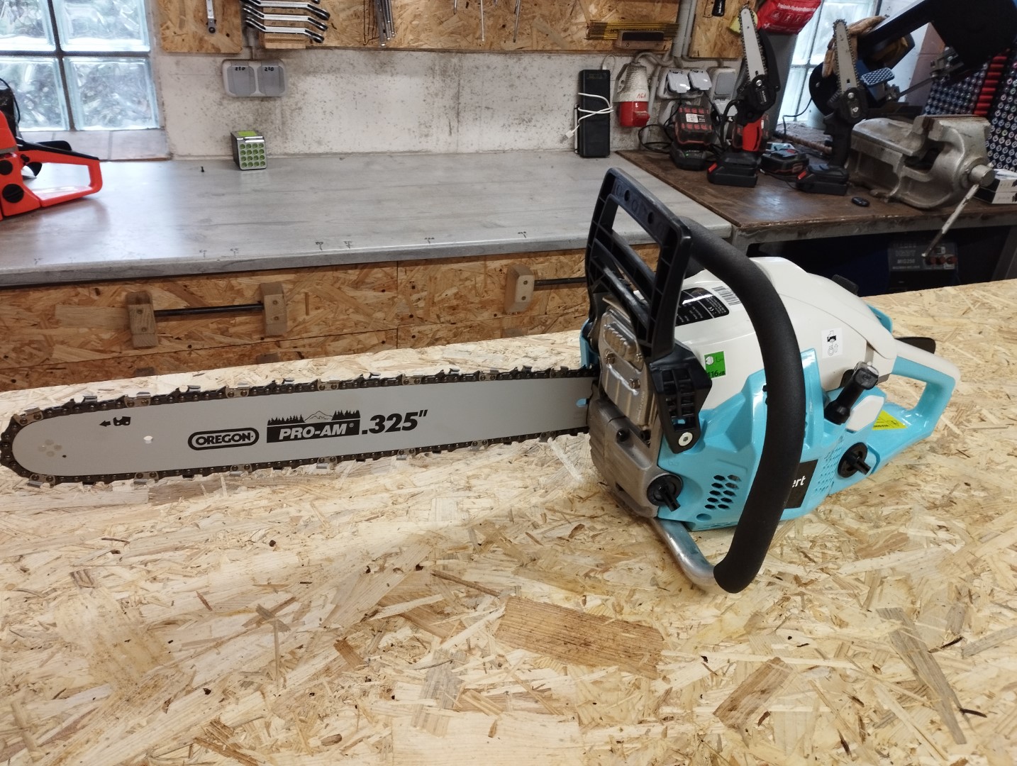 Hillvert HT Silverthrone 02