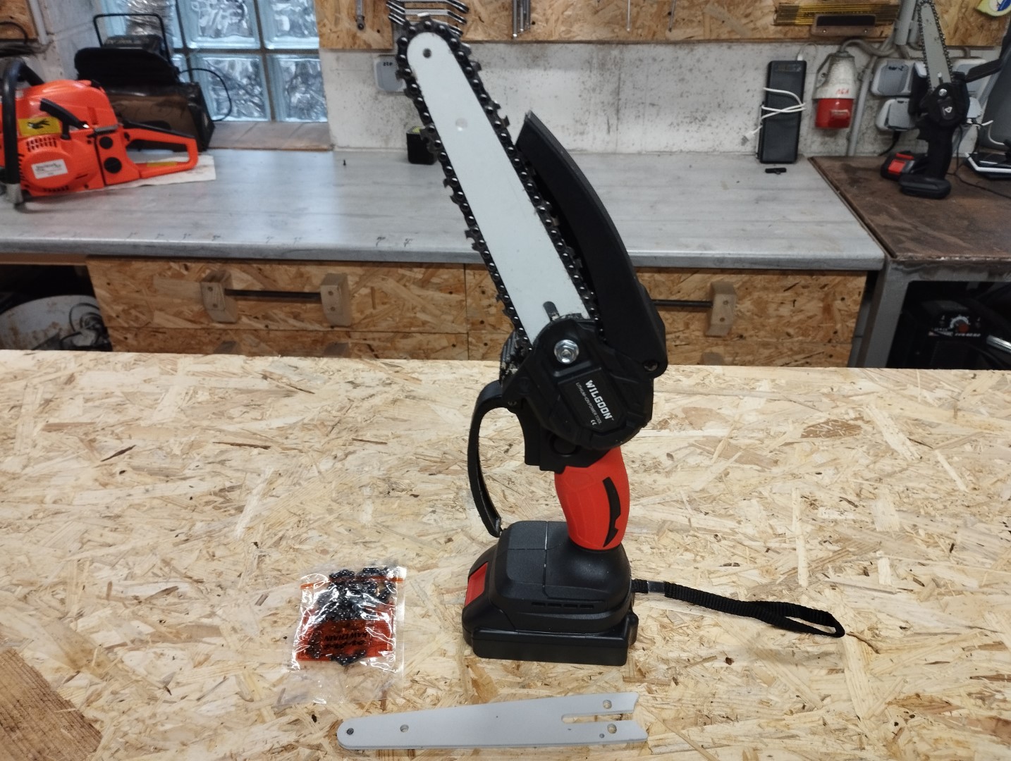 Motorsaege 6 Mini Akku Kettensaege mit Kettenschutz guenstig ohne Akku Schwert2