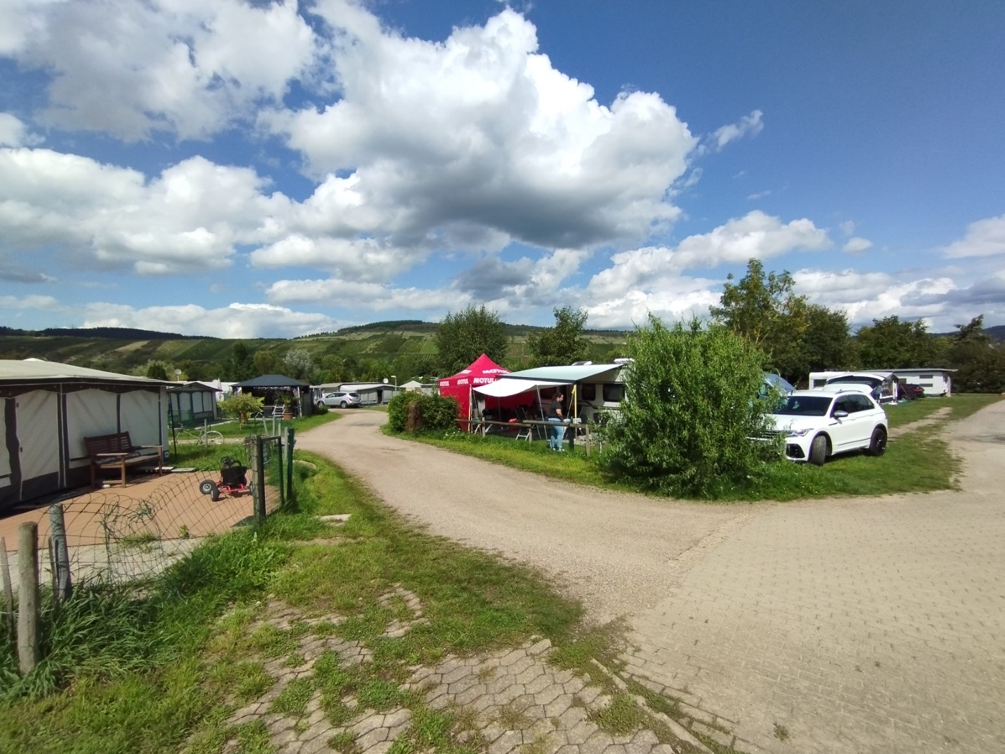 Faltcaravan Trigano Oceane Campen Elektroauto E-Auto Wohnwagen Wohnanhänger Falter Klappfix Alpenkreuzer