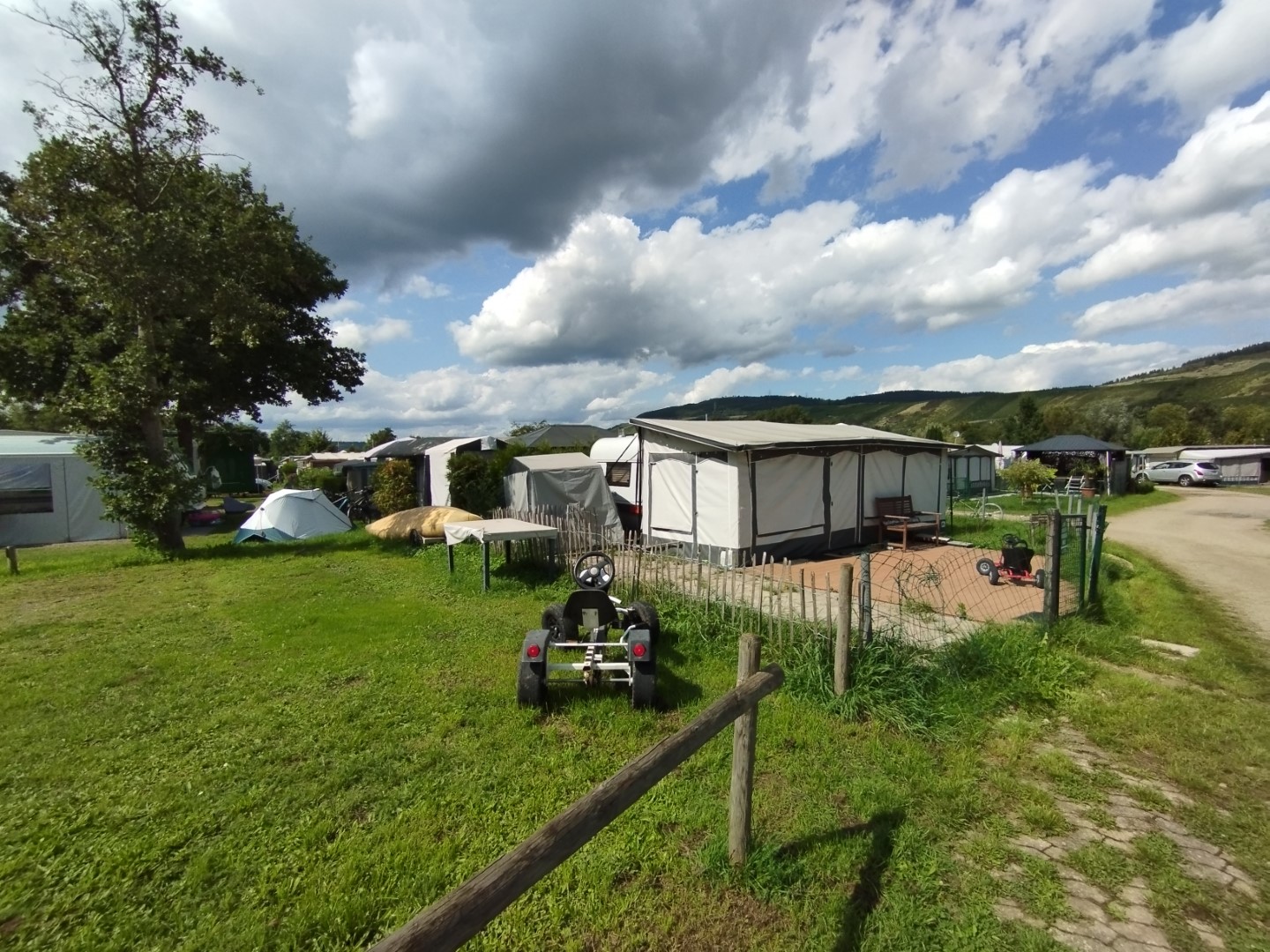 Faltcaravan Trigano Oceane Campen Elektroauto E-Auto Wohnwagen Wohnanhänger Falter Klappfix Alpenkreuzer