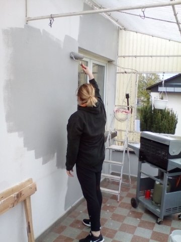 Bild von Mona beim Balkon streichen