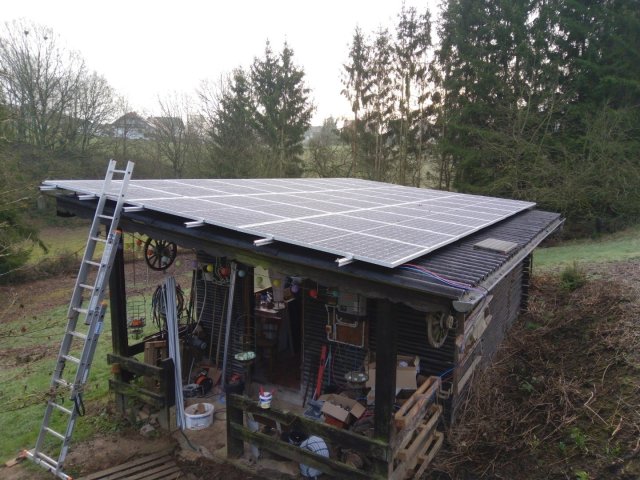 Bild von Photovoltaik Solarzellen Gartenhaus Dach