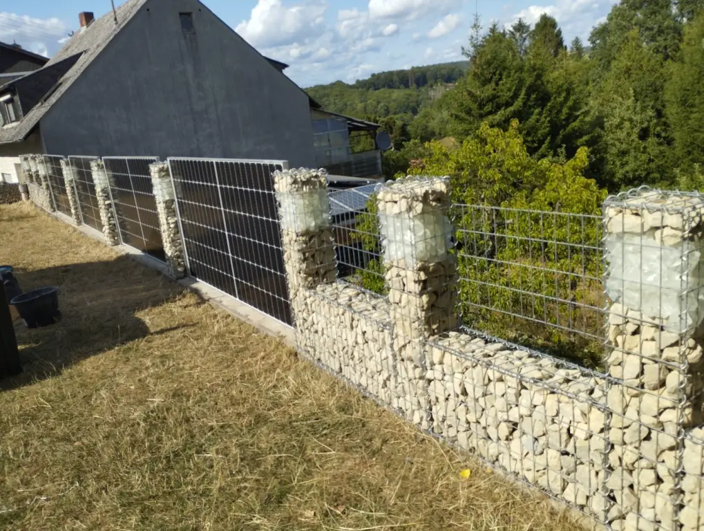Gabionen Steinmauer Photovoltaik Glas-LED Solar Zaun bifacial Balkonsolar