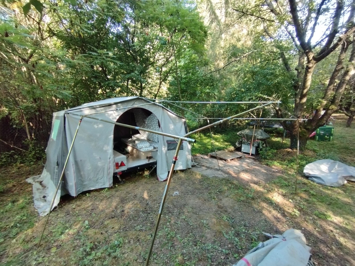 Faltcaravan Trigano Oceane Campen Elektroauto E-Auto Wohnwagen Wohnanhänger Falter Klappfix Alpenkreuzer