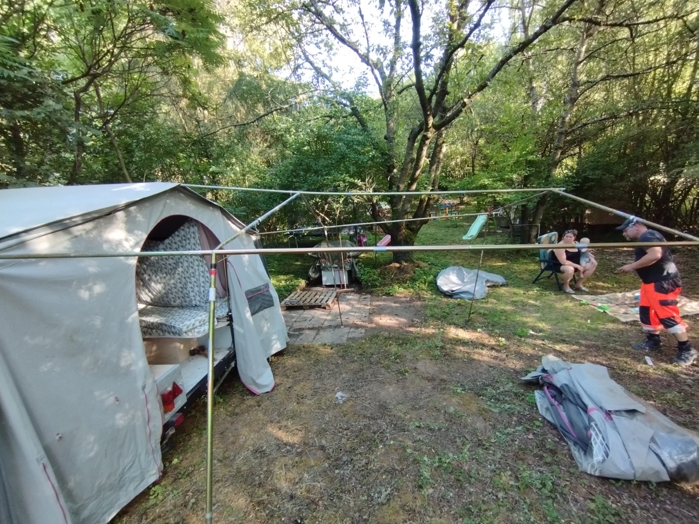 Faltcaravan Trigano Oceane Campen Elektroauto E-Auto Wohnwagen Wohnanhänger Falter Klappfix Alpenkreuzer