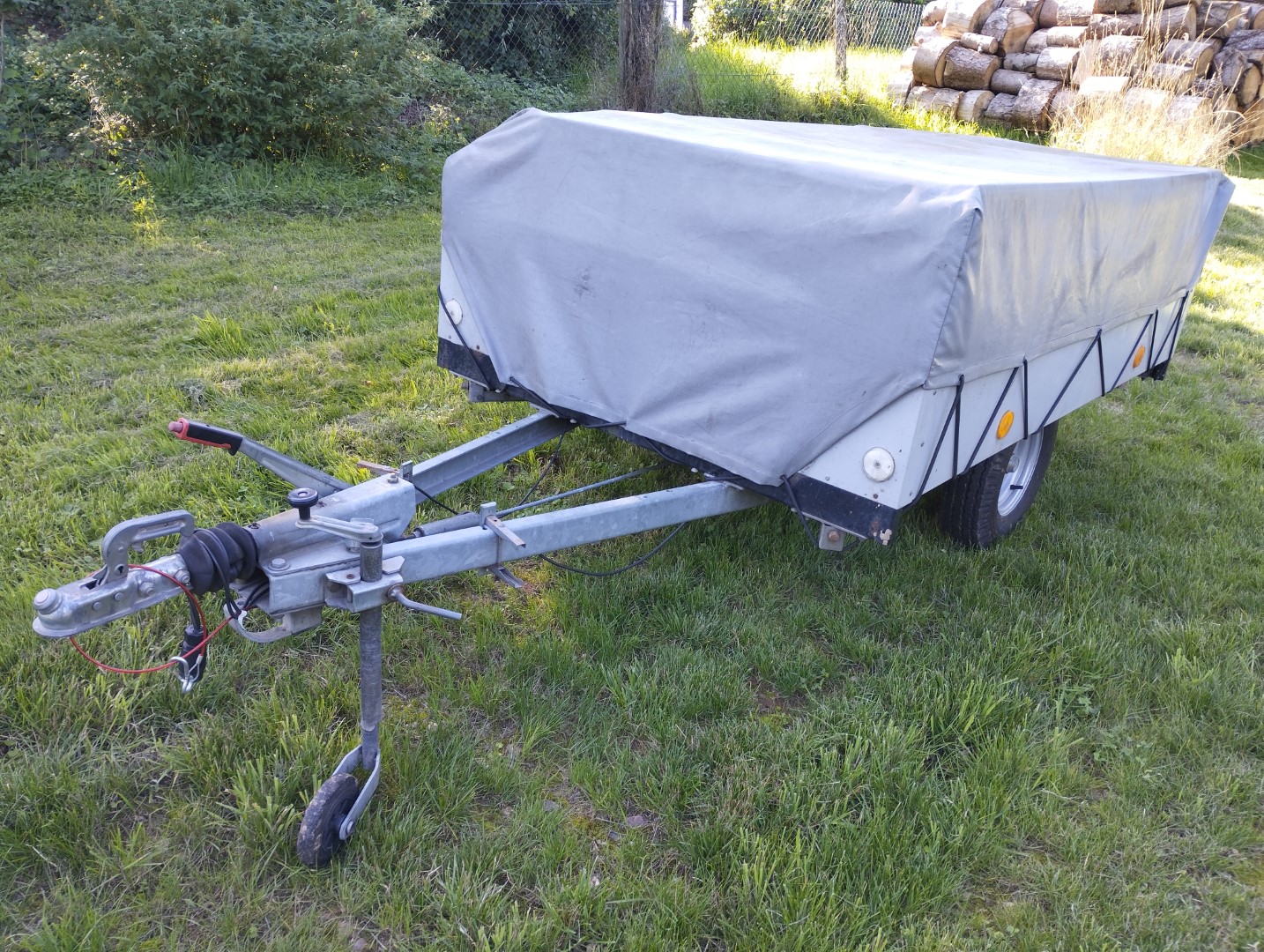 Faltcaravan Trigano Oceane Campen Elektroauto E-Auto Wohnwagen Wohnanhänger Falter Klappfix Alpenkreuzer