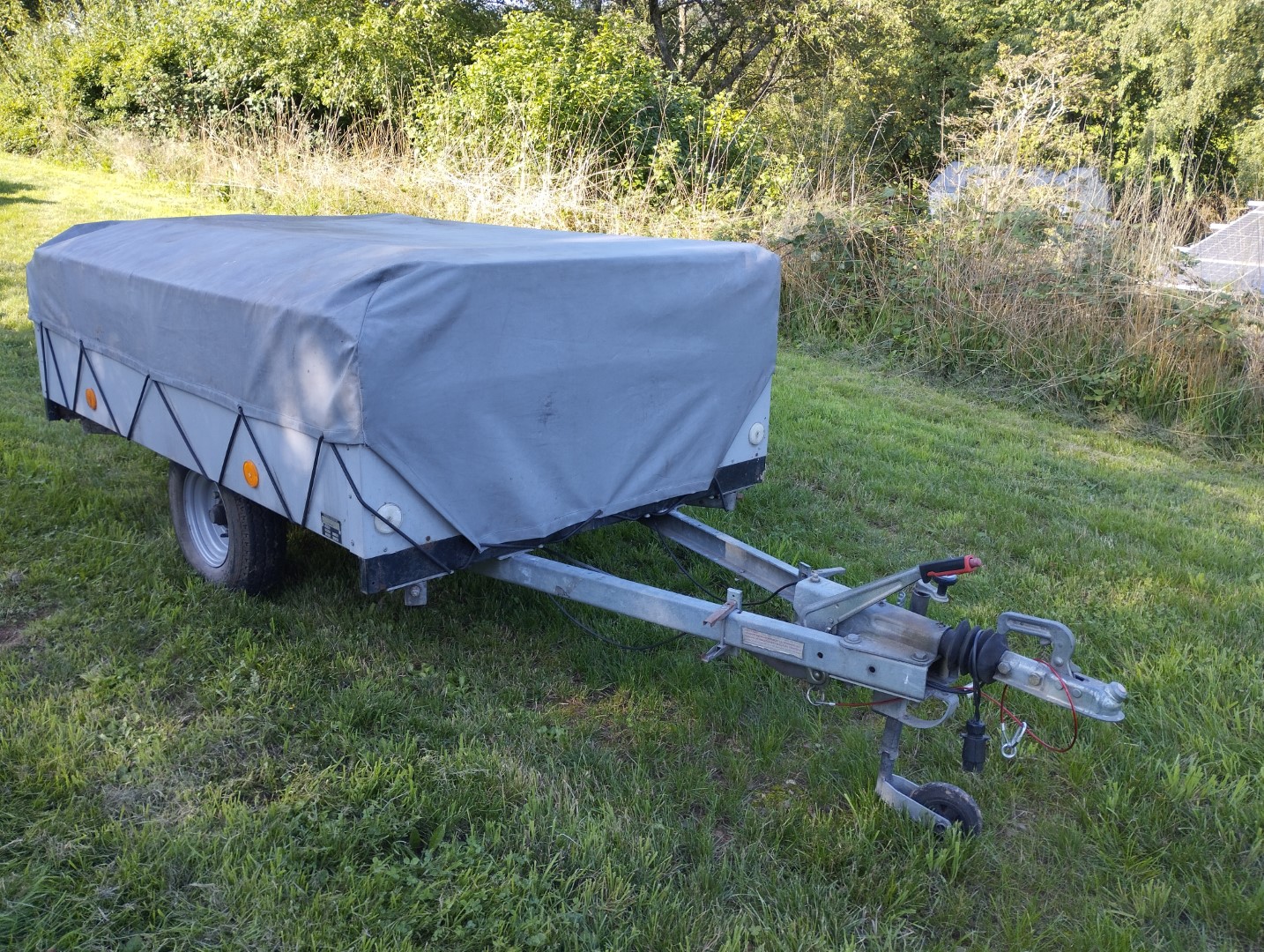 Faltcaravan Trigano Oceane Campen Elektroauto E-Auto Wohnwagen Wohnanhänger Falter Klappfix Alpenkreuzer