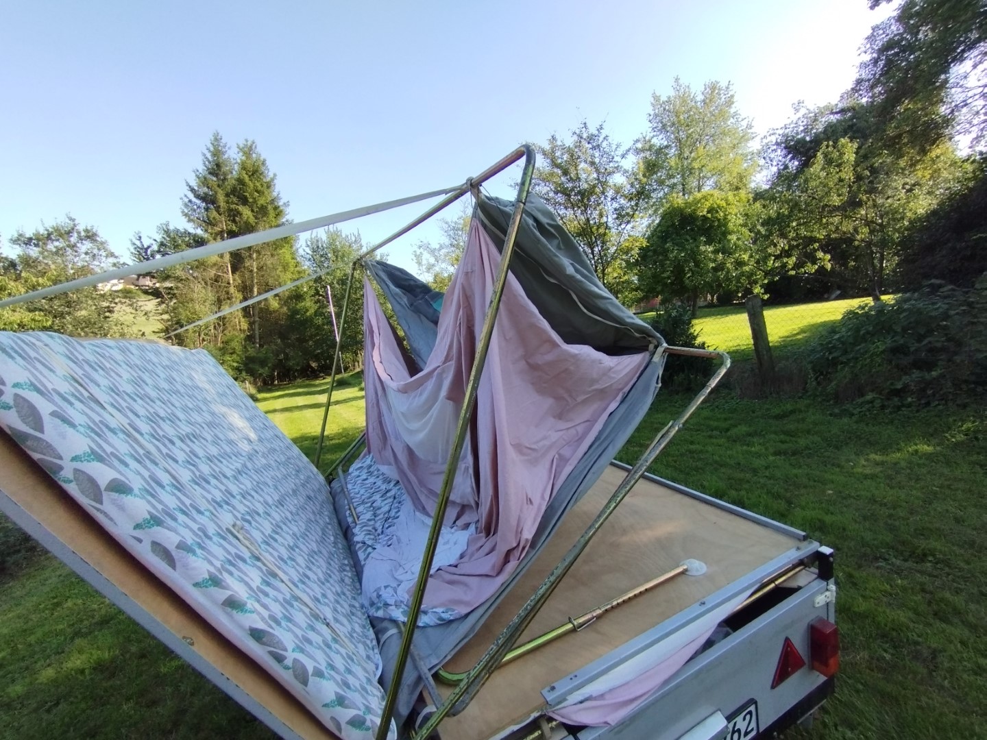 Faltcaravan Trigano Oceane Campen Elektroauto E-Auto Wohnwagen Wohnanhänger Falter Klappfix Alpenkreuzer