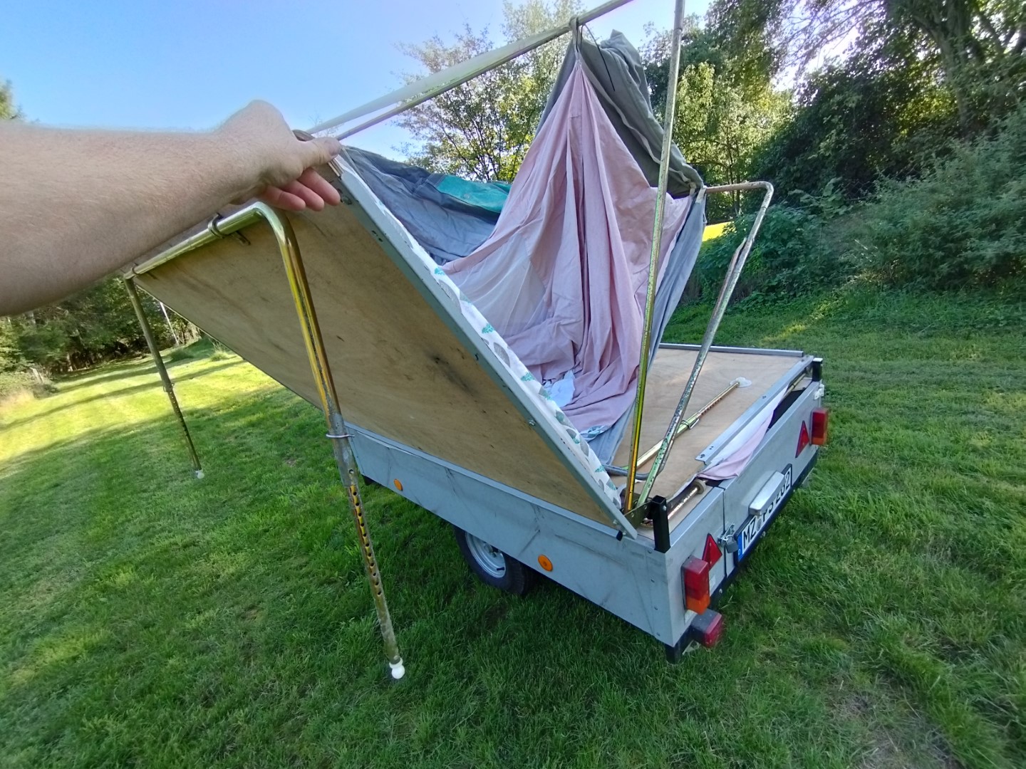 Faltcaravan Trigano Oceane Campen Elektroauto E-Auto Wohnwagen Wohnanhänger Falter Klappfix Alpenkreuzer