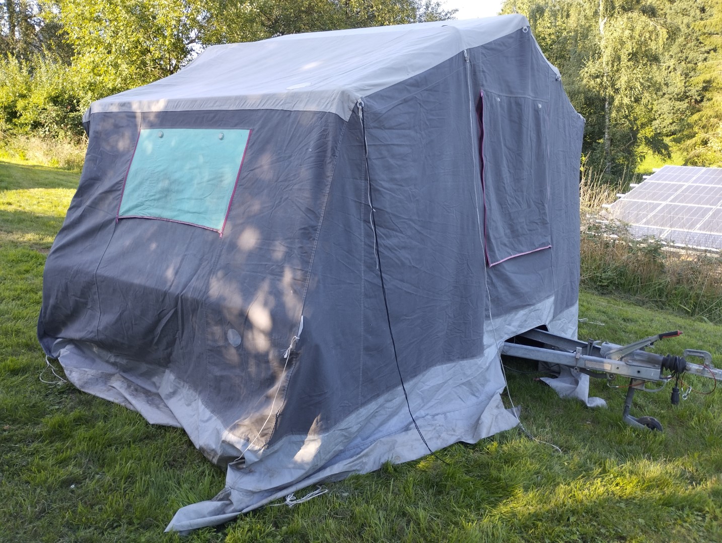 Faltcaravan Trigano Oceane Campen Elektroauto E-Auto Wohnwagen Wohnanhänger Falter Klappfix Alpenkreuzer