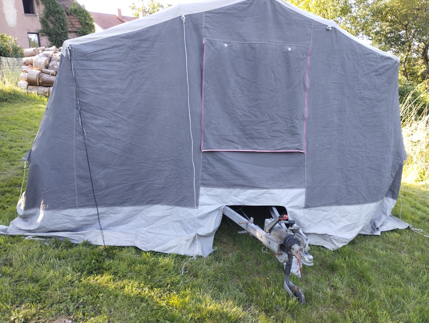 Faltcaravan Trigano Oceane Campen Elektroauto E-Auto Wohnwagen Wohnanhänger Falter Klappfix Alpenkreuzer