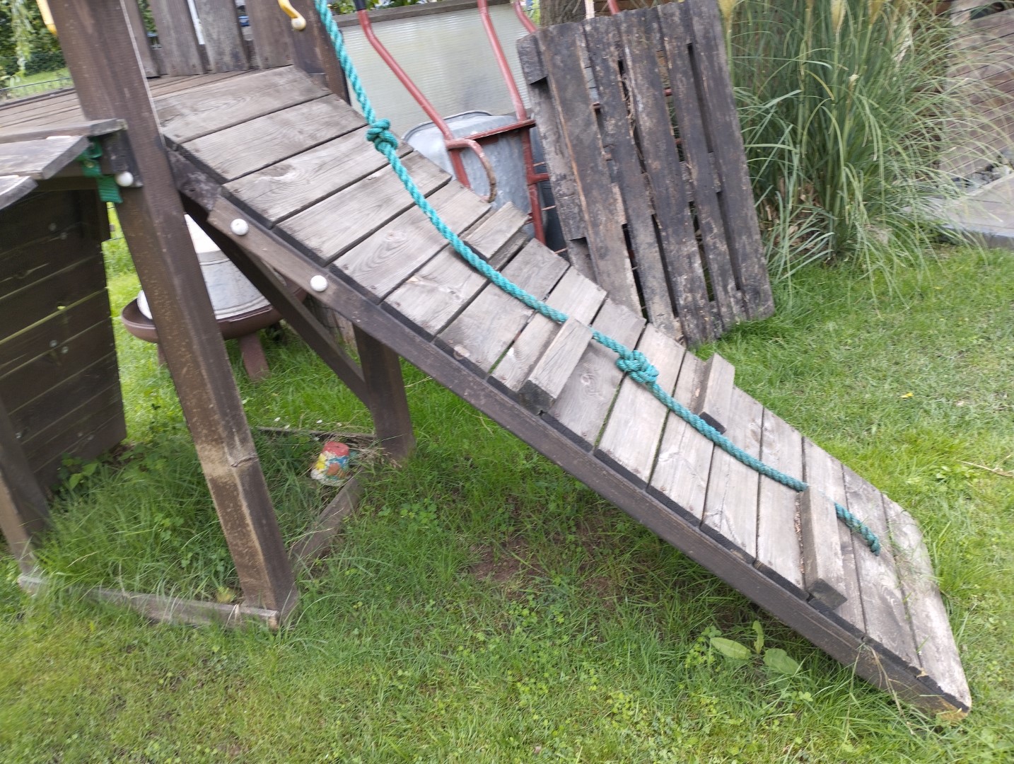 Klettergerüst Spielturm Rutsche Schaukel Sandkasten Jungle Gym restaurieren reparieren umbauen Hängebrücke