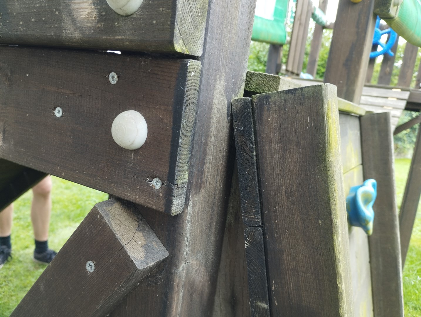 Klettergerüst Spielturm Rutsche Schaukel Sandkasten Jungle Gym restaurieren reparieren umbauen Hängebrücke