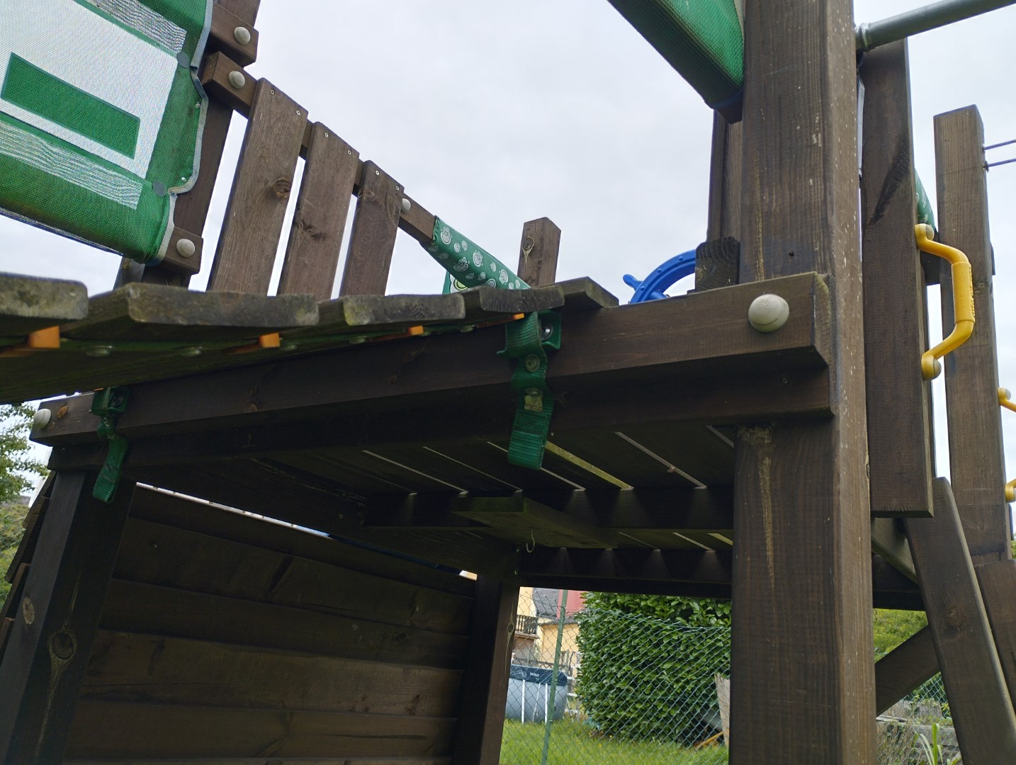 Klettergerüst Spielturm Rutsche Schaukel Sandkasten Jungle Gym restaurieren reparieren umbauen Hängebrücke