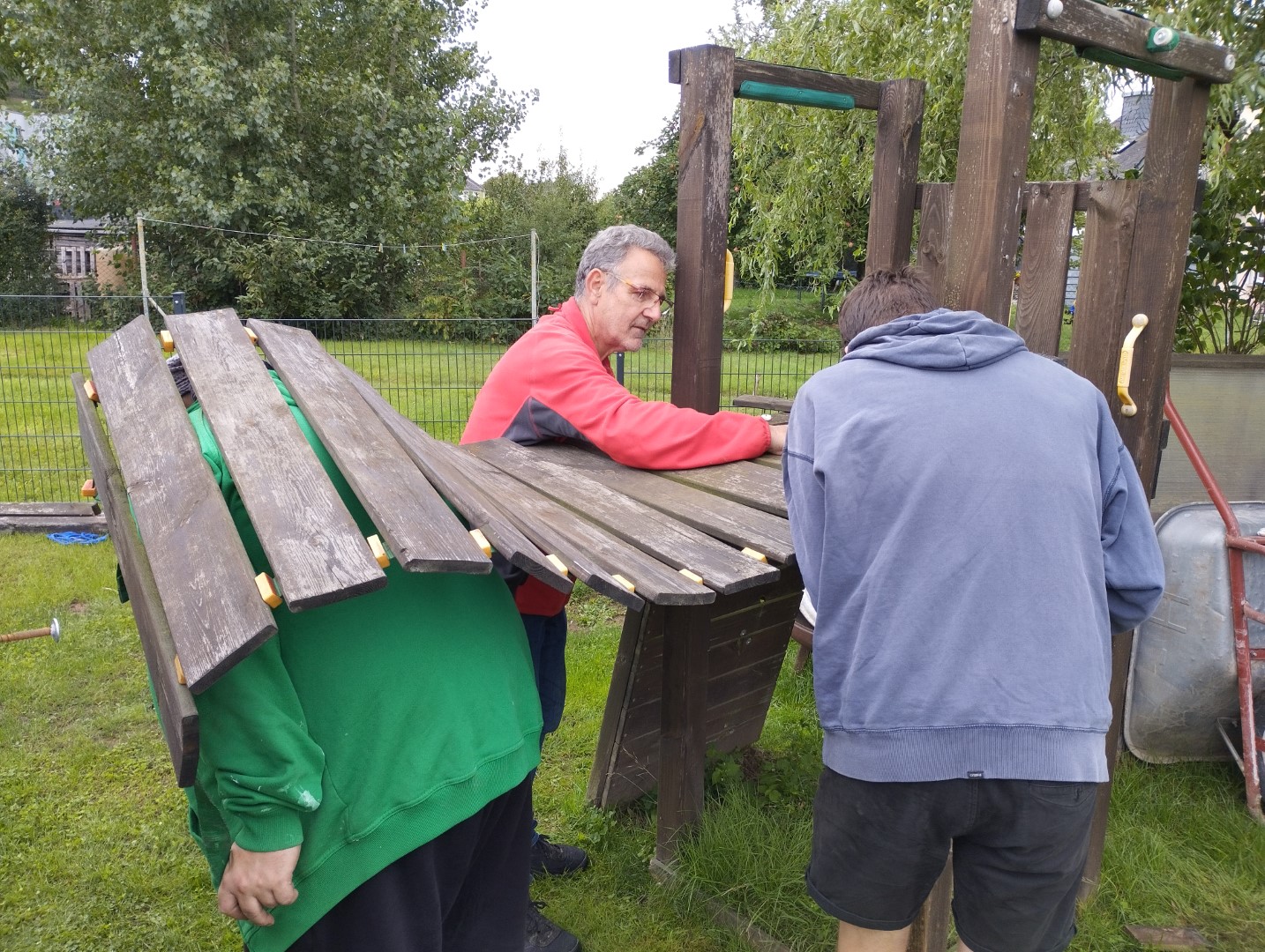 Klettergerüst Spielturm Rutsche Schaukel Sandkasten Jungle Gym restaurieren reparieren umbauen Hängebrücke